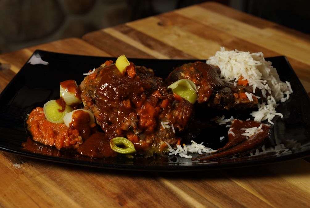 Carrilleras asadas con arroz y puré de boniato